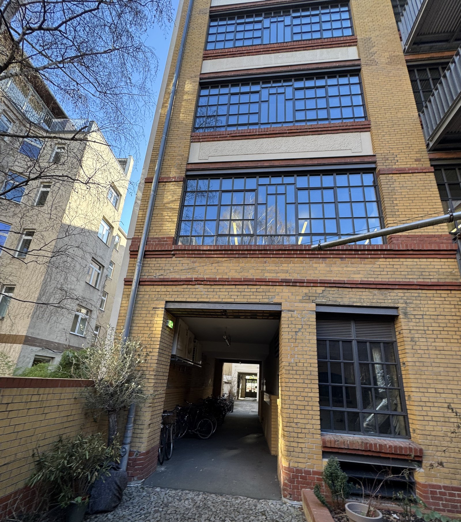 Fabrikfassade mit Sprossenfenstern
