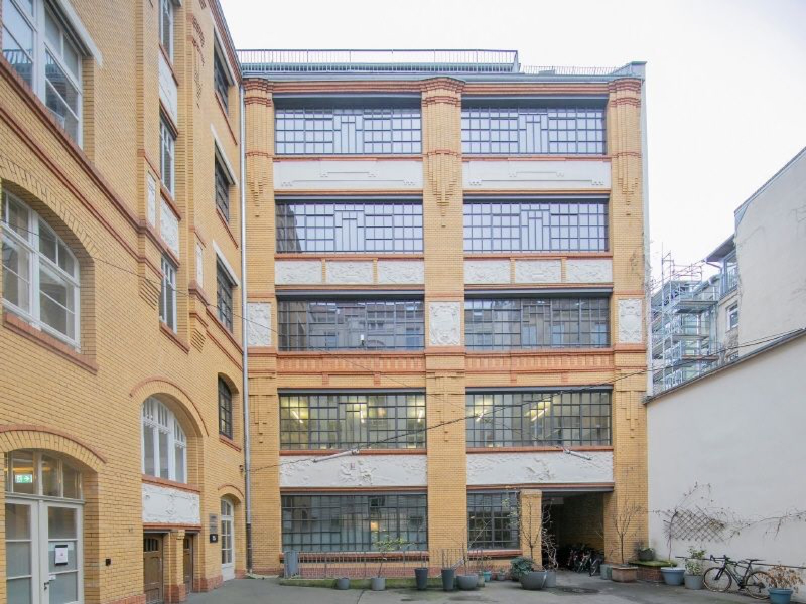 Historische Klinkerfassade des Fabrikgebäudes