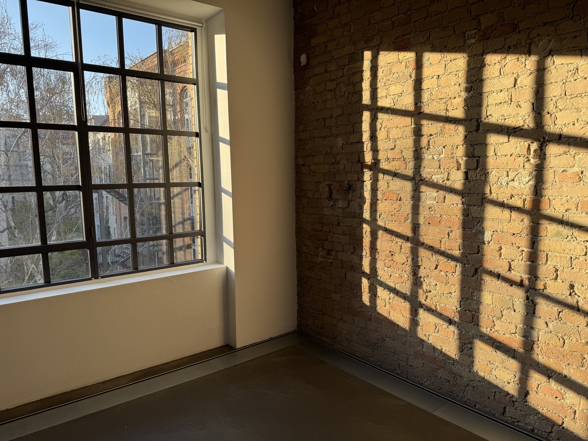 Fenster und warmes Abendlicht auf Backstein