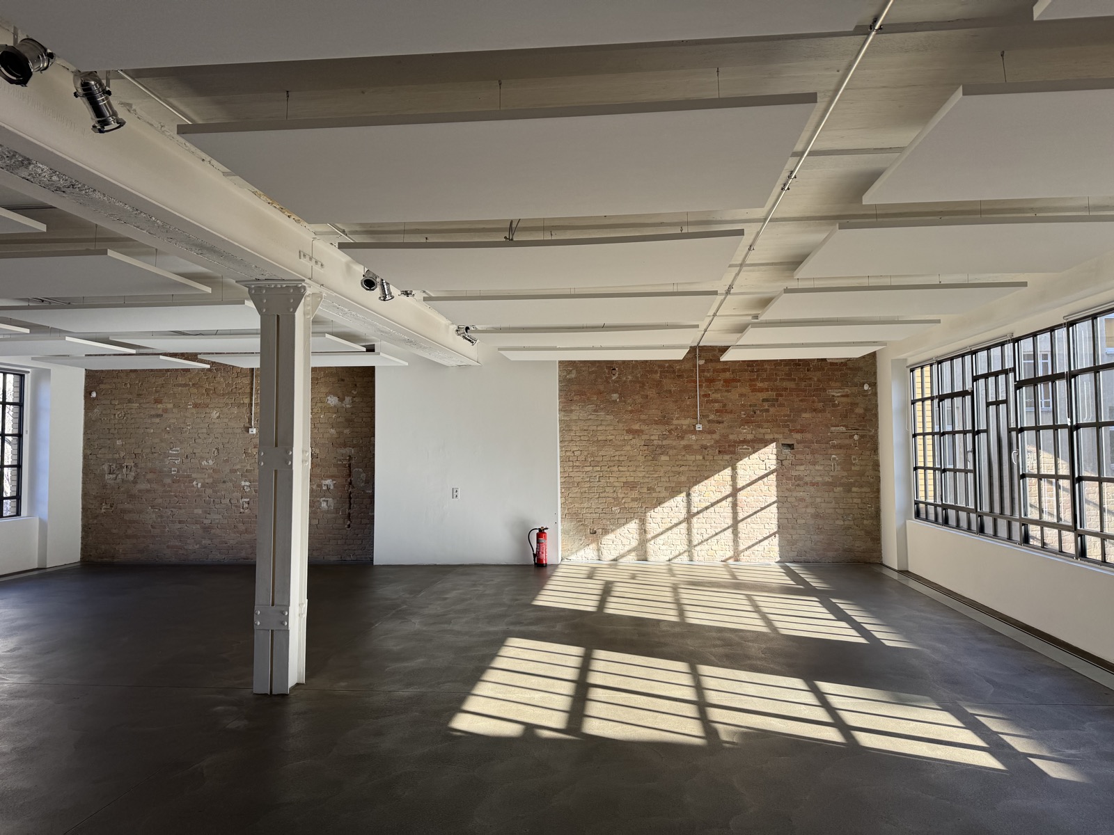 Sonnenlicht durch industrielle Fensterfront